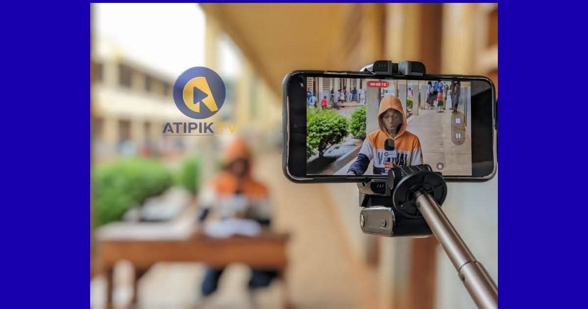 Exercice de production vidéo mobile avec smartphone et micro