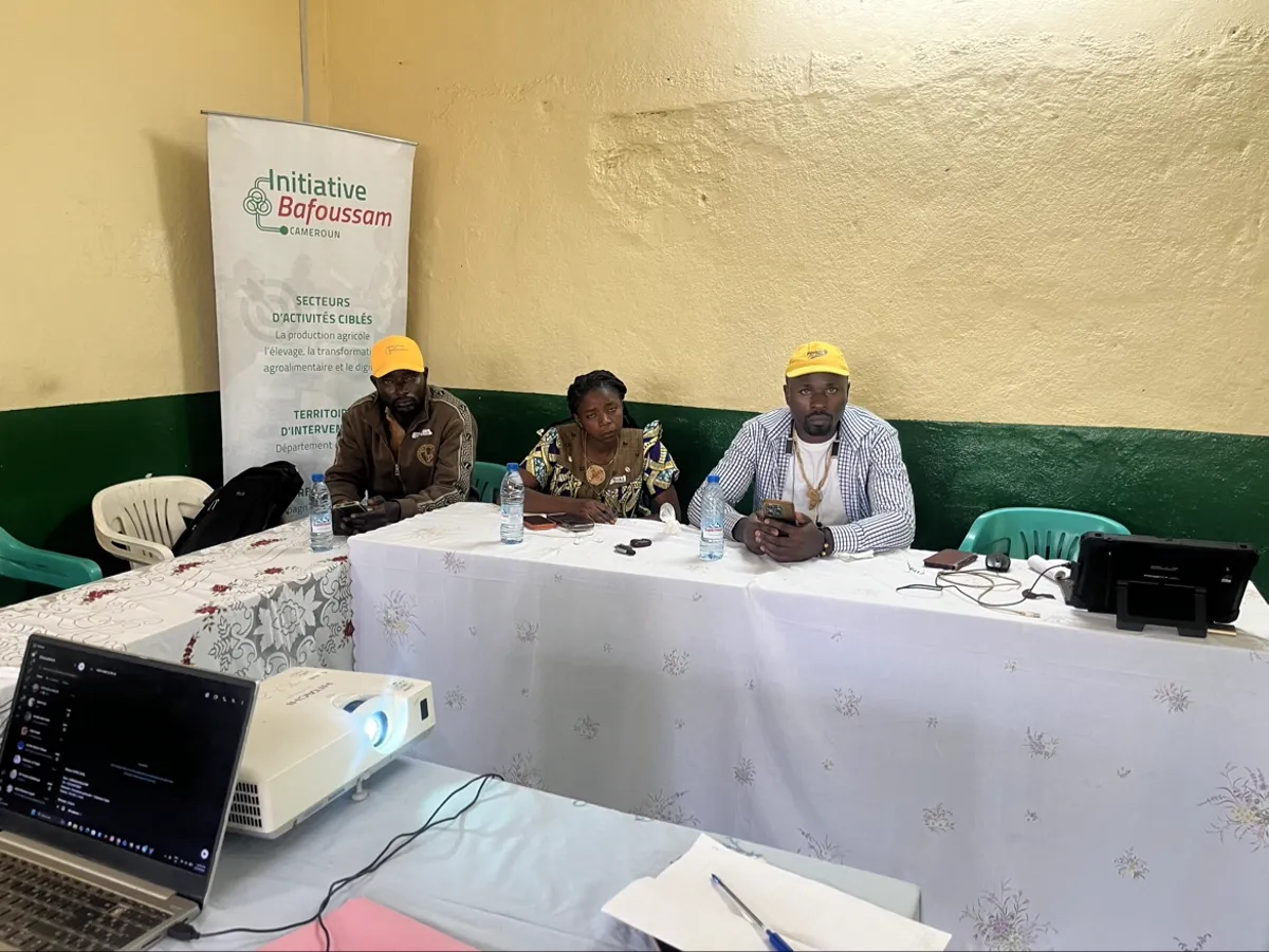Intervenants devant la banderole Initiative Bafoussam